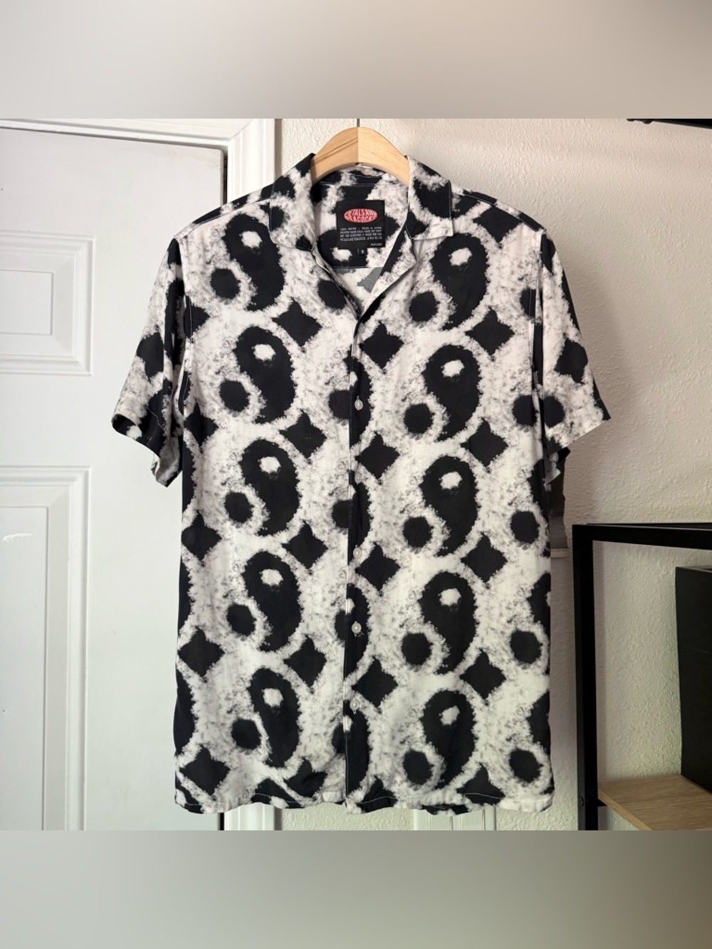 PETALS +‎ PEACOCKS black white mens abstract tie dye paisley geo rayon button up